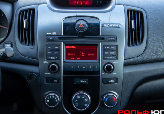 Подержанный автомобиль Kia Cerato Sedan 2011 года (15 фото)