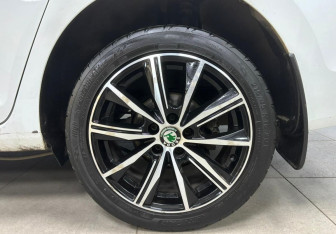 Подержанный автомобиль Skoda Rapid Liftback 2021 года (9 фото)