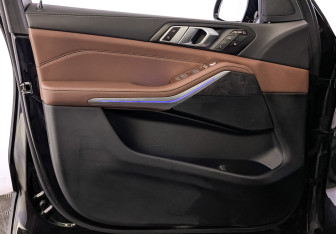 Подержанный автомобиль BMW X7 2024 года (19 фото)