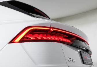 Подержанный автомобиль Audi Q8 2019 года (26 фото)