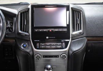 Подержанный автомобиль Toyota Land Cruiser Suv 2016 года (15 фото)