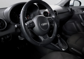 Подержанный автомобиль Audi A1 2015 года (14 фото)