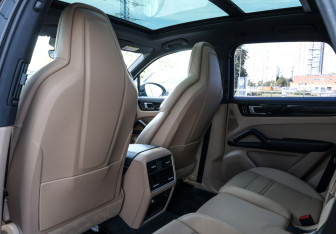 Подержанный автомобиль Porsche Cayenne 2021 года (26 фото)