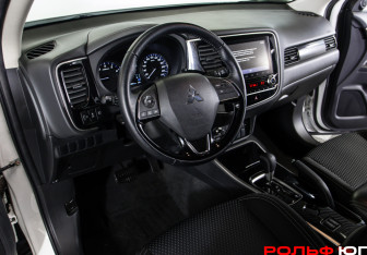 Подержанный автомобиль Mitsubishi Outlander 2022 года (19 фото)