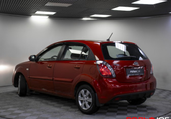 Подержанный автомобиль Kia Rio Hatchback 2011 года (20 фото)