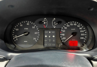 Подержанный автомобиль Renault Clio Sedan 2001 года (12 фото)