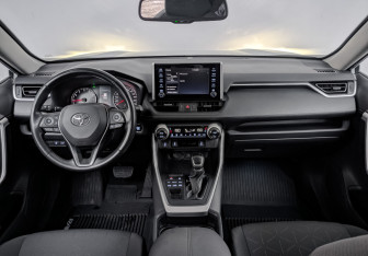 Подержанный автомобиль Toyota RAV4 2021 года (14 фото)