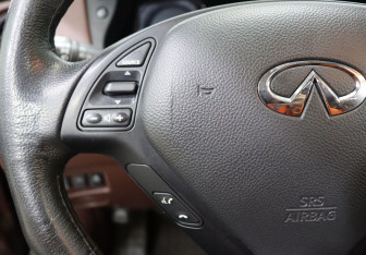 Подержанный автомобиль Infiniti QX50 2017 года (17 фото)