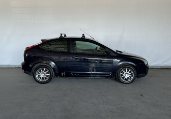 Подержанный автомобиль Ford Focus Hatchback 2005 года (8 фото)