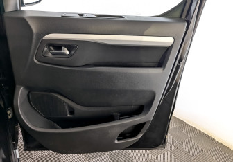 Подержанный автомобиль Peugeot Traveller 2021 года (25 фото)