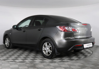 Подержанный автомобиль Mazda 3 Sedan 2010 года (7 фото)