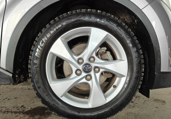 Подержанный автомобиль Toyota C-HR 2019 года (17 фото)