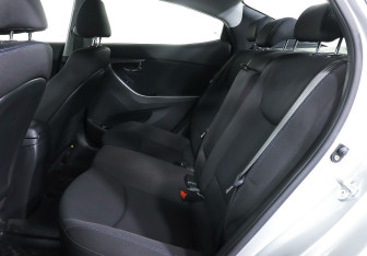 Подержанный автомобиль Hyundai Elantra Sedan 2012 года (16 фото)