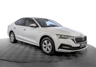 Подержанный автомобиль Skoda Octavia Liftback 2021 года (3 фото)