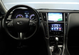 Подержанный автомобиль Infiniti Q50 2017 года (9 фото)