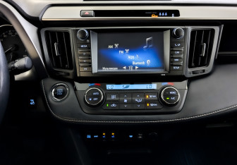 Подержанный автомобиль Toyota RAV4 2018 года (16 фото)