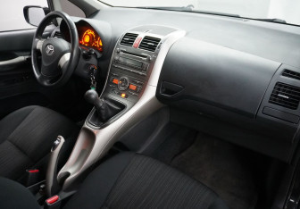Подержанный автомобиль Toyota Auris Hatchback 2007 года (10 фото)