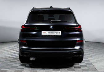 Подержанный автомобиль BMW X5 2025 года (6 фото)