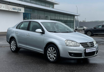 Подержанный автомобиль Volkswagen Jetta Sedan 2008 года (3 фото)