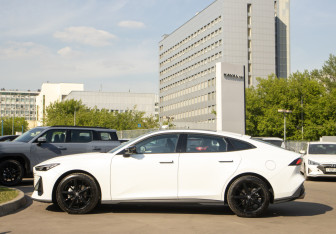 Подержанный автомобиль Changan UNI-V 2024 года (6 фото)