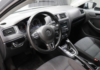Подержанный автомобиль Volkswagen Jetta Sedan 2012 года (7 фото)