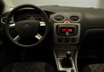 Подержанный автомобиль Ford Focus Hatchback 2008 года (8 фото)