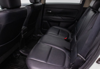 Подержанный автомобиль Mitsubishi Outlander 2015 года (11 фото)