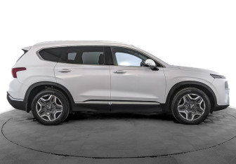 Подержанный автомобиль Hyundai Santa Fe 2022 года (4 фото)