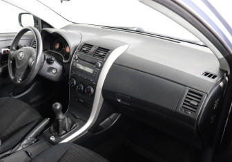 Подержанный автомобиль Toyota Corolla Sedan 2008 года (6 фото)