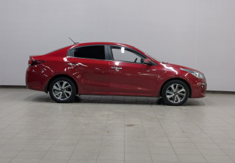 Подержанный автомобиль Kia Rio Sedan 2018 года (13 фото)
