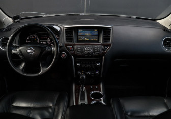 Подержанный автомобиль Nissan Pathfinder 2016 года (11 фото)