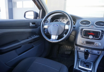 Подержанный автомобиль Ford Focus Hatchback 2010 года (13 фото)
