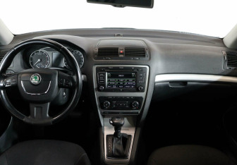 Подержанный автомобиль Skoda Octavia Liftback 2012 года (7 фото)