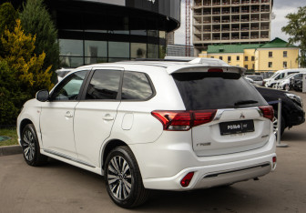 Подержанный автомобиль Mitsubishi Outlander 2022 года (5 фото)