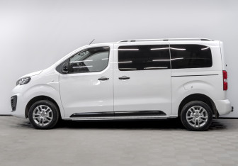 Подержанный автомобиль Peugeot Traveller 2021 года (8 фото)