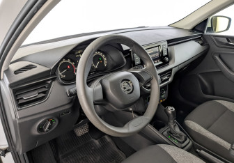 Подержанный автомобиль Skoda Rapid Liftback 2021 года (16 фото)