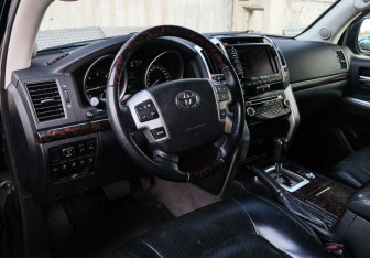 Подержанный автомобиль Toyota Land Cruiser Suv 2014 года (13 фото)