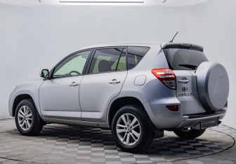 Подержанный автомобиль Toyota RAV4 2012 года (3 фото)