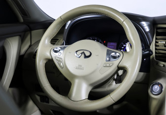 Подержанный автомобиль Infiniti QX70 2014 года (13 фото)