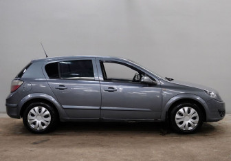 Подержанный автомобиль Opel Astra Hatchback 2006 года (8 фото)