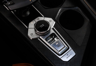 Подержанный автомобиль Changan UNI-V 2023 года (17 фото)