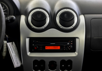Подержанный автомобиль Renault Sandero 2011 года (15 фото)