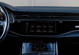 Подержанный автомобиль Audi Q8 2019 года (33 фото)