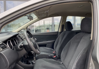 Подержанный автомобиль Nissan Tiida Hatchback 2012 года (18 фото)