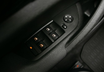 Подержанный автомобиль BMW X1 2012 года (16 фото)