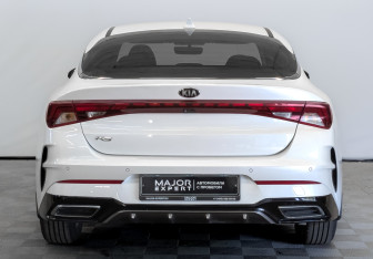 Подержанный автомобиль Kia K5 2021 года (6 фото)