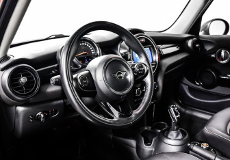 Подержанный автомобиль MINI Hatch 2019 года (13 фото)