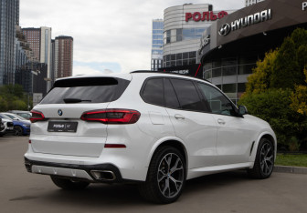 Подержанный автомобиль BMW X5 2019 года (4 фото)
