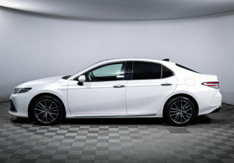 Подержанный автомобиль Toyota Camry Sedan 2023 года (8 фото)