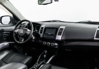 Подержанный автомобиль Mitsubishi Outlander 2012 года (5 фото)